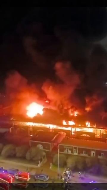 В Петербурге полыхает Правобережный рынок.
По предварительным данным МЧС, пострадал один человек.