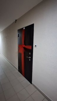 Креативное поздравительное украшение на двери квартиры