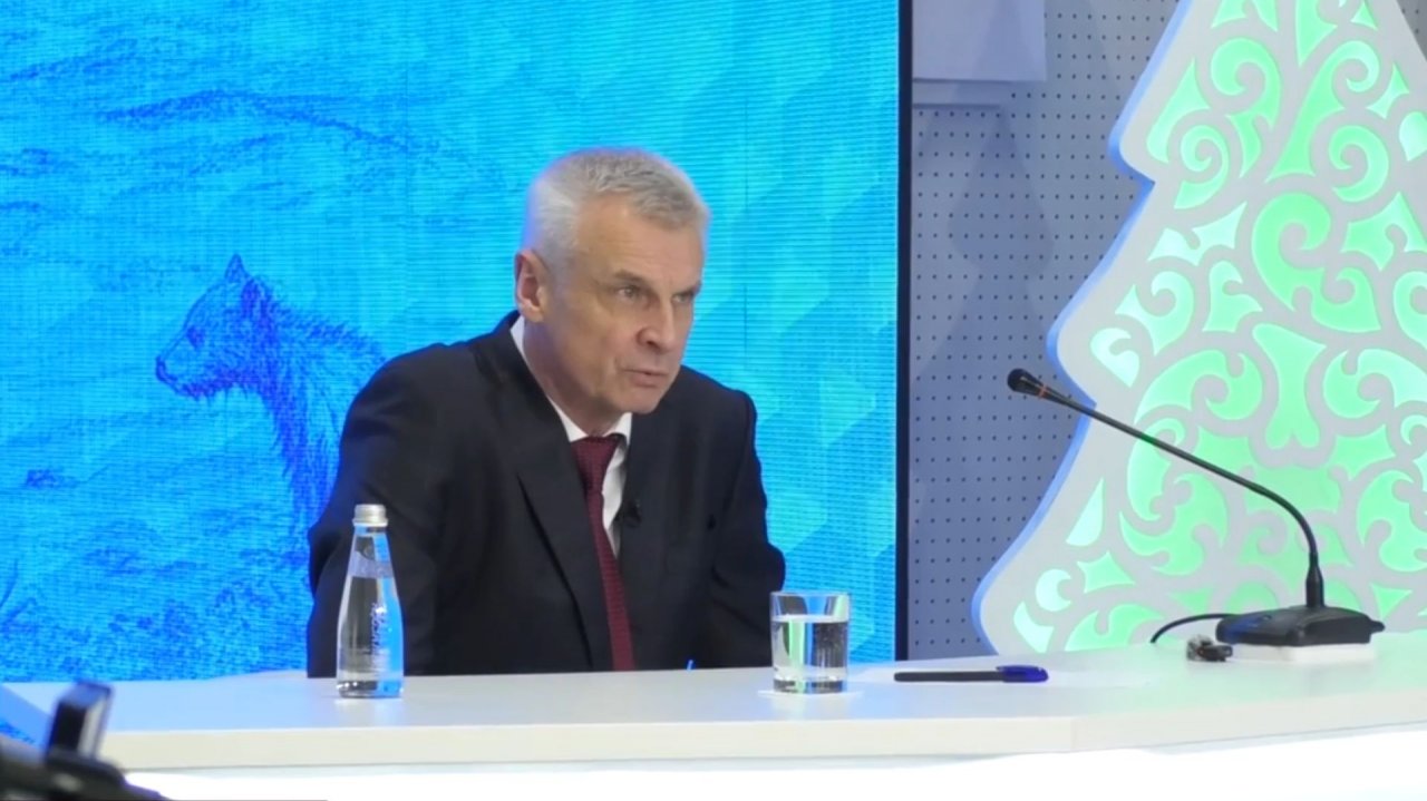 В Магадане впервые прошла прямая линия губернатора Сергея Носова, совмещенная с пресс-конференцией