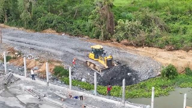 Отличная акция в этот день!! Бульдозер Shantui толкает камень, загружая его самосвалами
