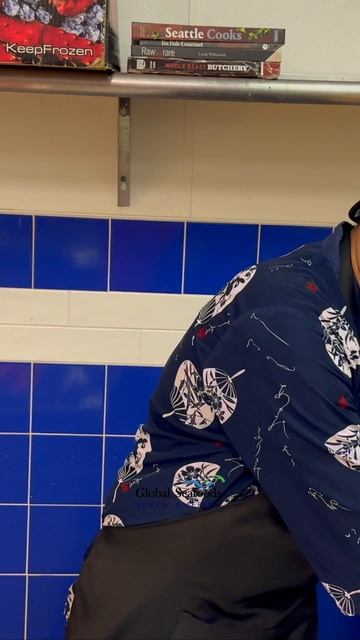 Шеф-повар готовит суши из выдержанного Ora King лосося — один из самых изысканных вкусов