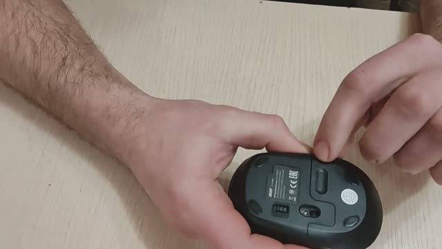 Как поменять батарейку в беспроводной мышке