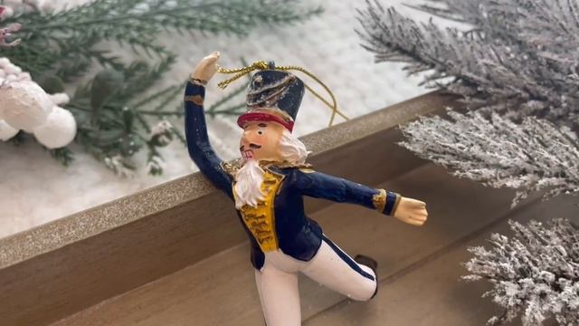 Ёлочная игрушка ЩЕЛКУНЧИК ВЫХОДИТ НА СЦЕНУ, полистоун, 12 см, 1001077