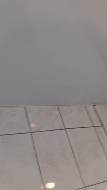 белый глянцевый натяжной потолок в ванной