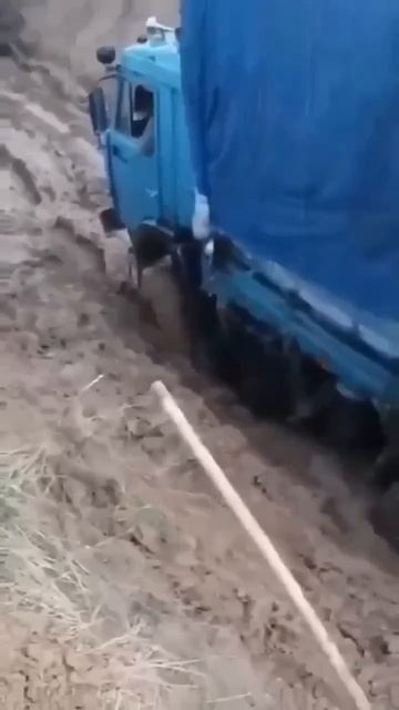 Афганские горы и пыль настоящее испытание для любой техники. Но наши КамАЗы и здесь показывают св...