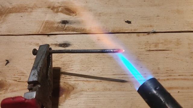 Как сделать отверстие в пластмассовой бутылке