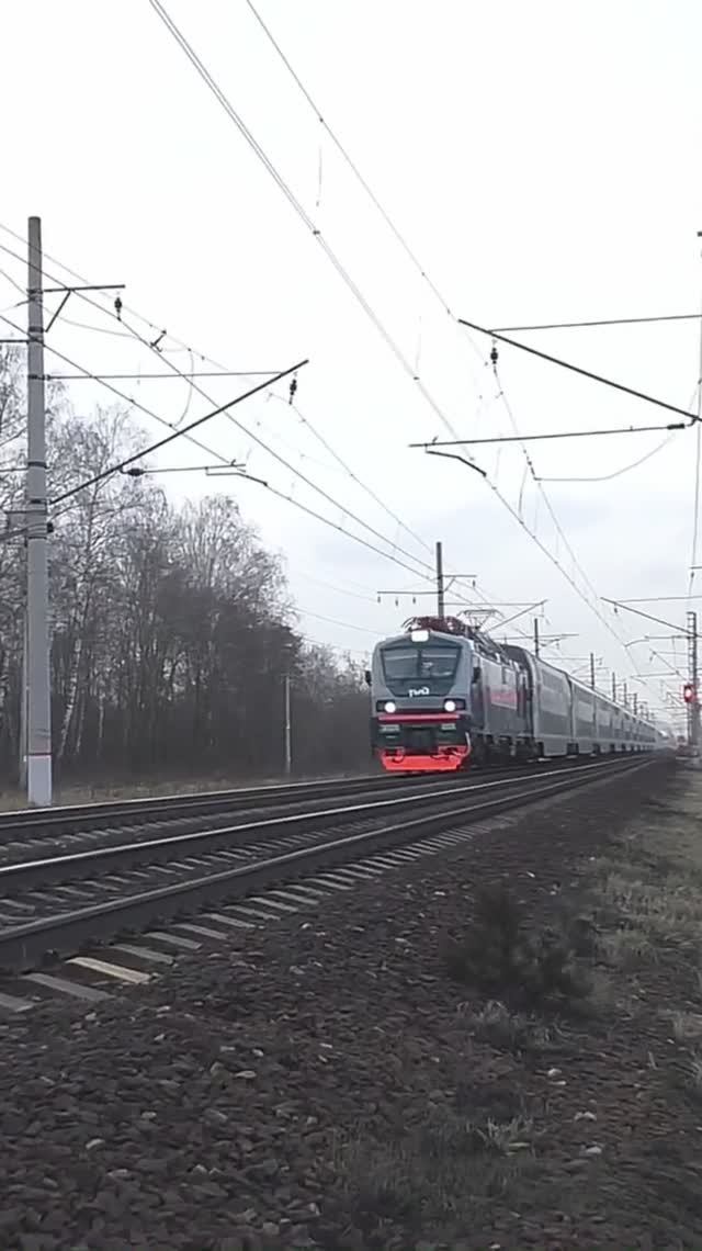 Эл.-воз ЭП20-006 (ТЧЭ-6) с поездом «Буревестник/двухэтажный состав» № 703Х Москва — Нижний Новгород.