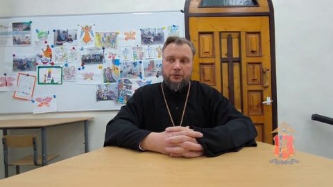 Священник и бдительный мужчина передали полиции дебошира, повредившего 6 машин под Красноярском