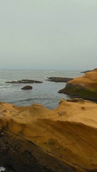 Жёлтые скальные утёсы на побережье Орегона возле Депо-Бэй