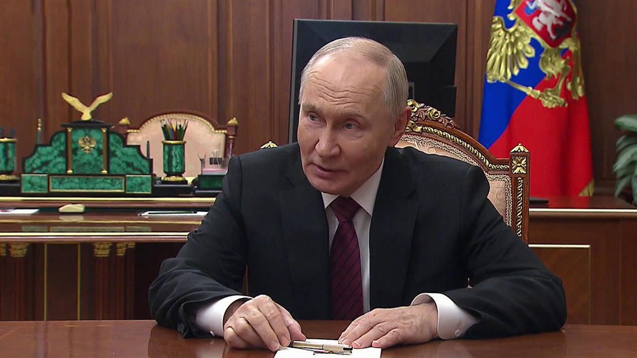 Путин: приоритет Конституции РФ является безусловным во внутренней и внешней политике