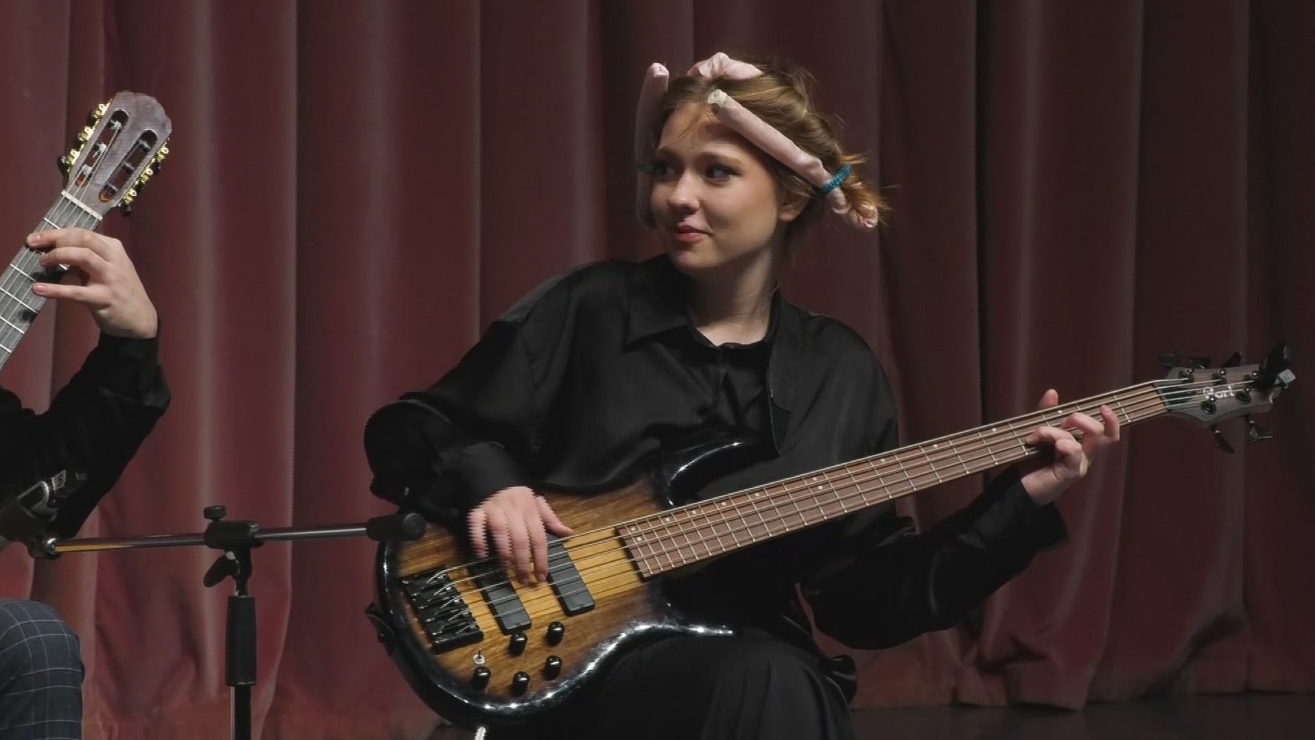 Закружились в вихре ярких мелодий