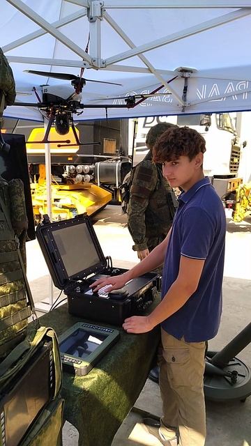 Обмундирование современных Российских военных включает в себя портативные компьютеры и беспилотники