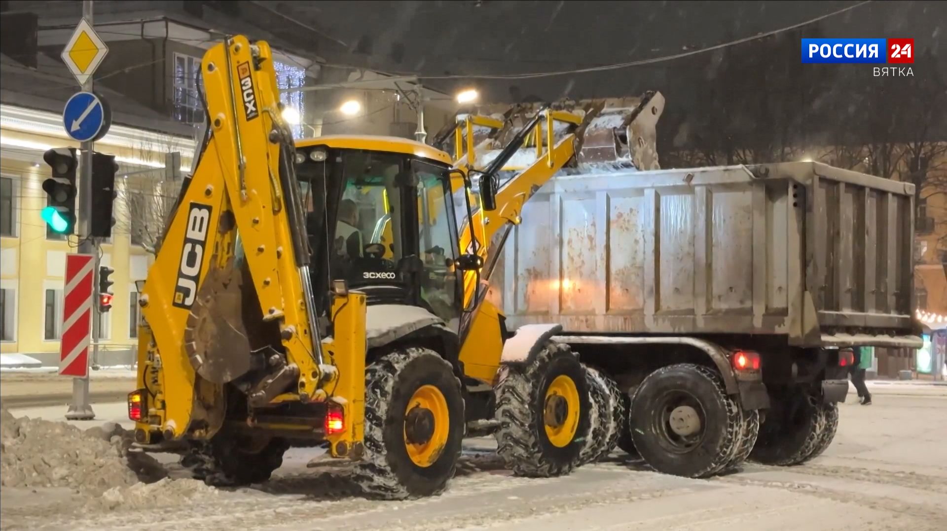 Ночью с улиц Кирова начали вывозить снег на спецполигон