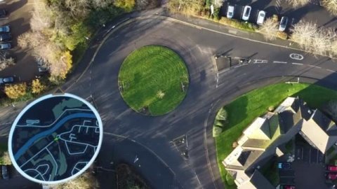 Блогер перенёс мини-карту из Need for Speed: Most Wanted в реальную машину.