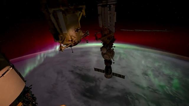 Северное сияние на высоте 400 километров над Землей