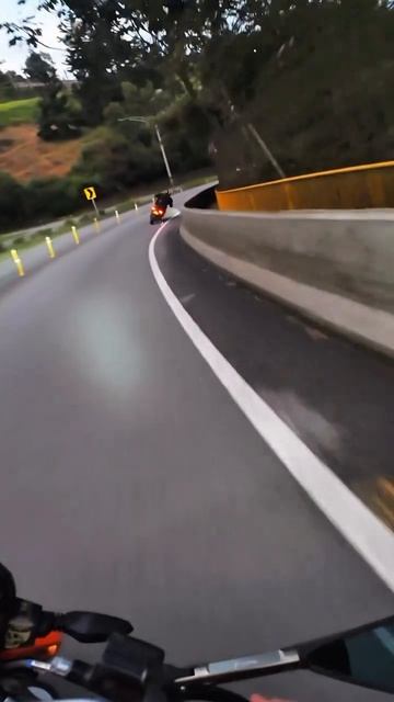 Желание так проходить повороты на серпантинах мгновенно пропадает, когда в одном из крутых поворотов