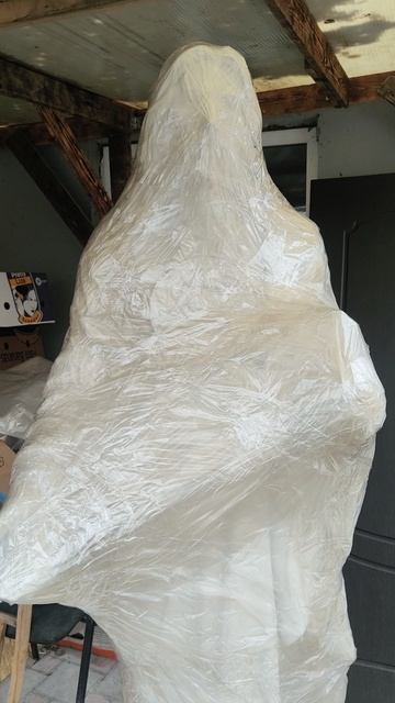 Подготавливаю статую Иисуса Христа к перевозке.