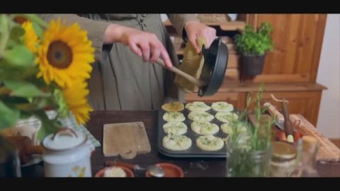 Расслабляющие звуки, дождь, выпечка . Кулинарный ASMR-ролик продолжительностью 1 час. underatinroof