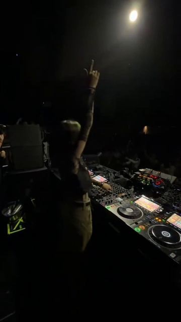 Трек 3 ☆ с нового альбома "Нас свяжут вместе"
Пчела — Музыка громче