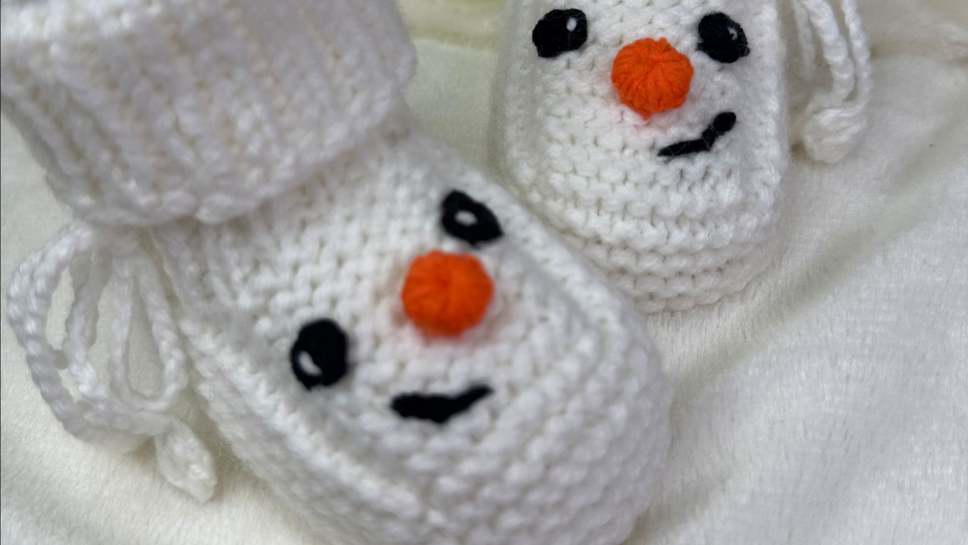 процесс украшения новогодних пинеток.