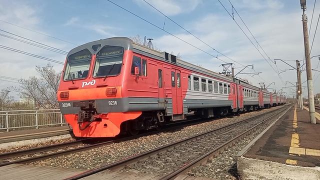 ЭД9М-0238 с сообщением Камарчага-Красноярск делает остановку на платформе Студенческая.