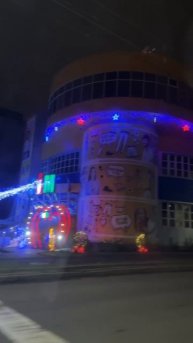 Новогодняя атмосфера возле ТЦ "Планета" в центре Донецка