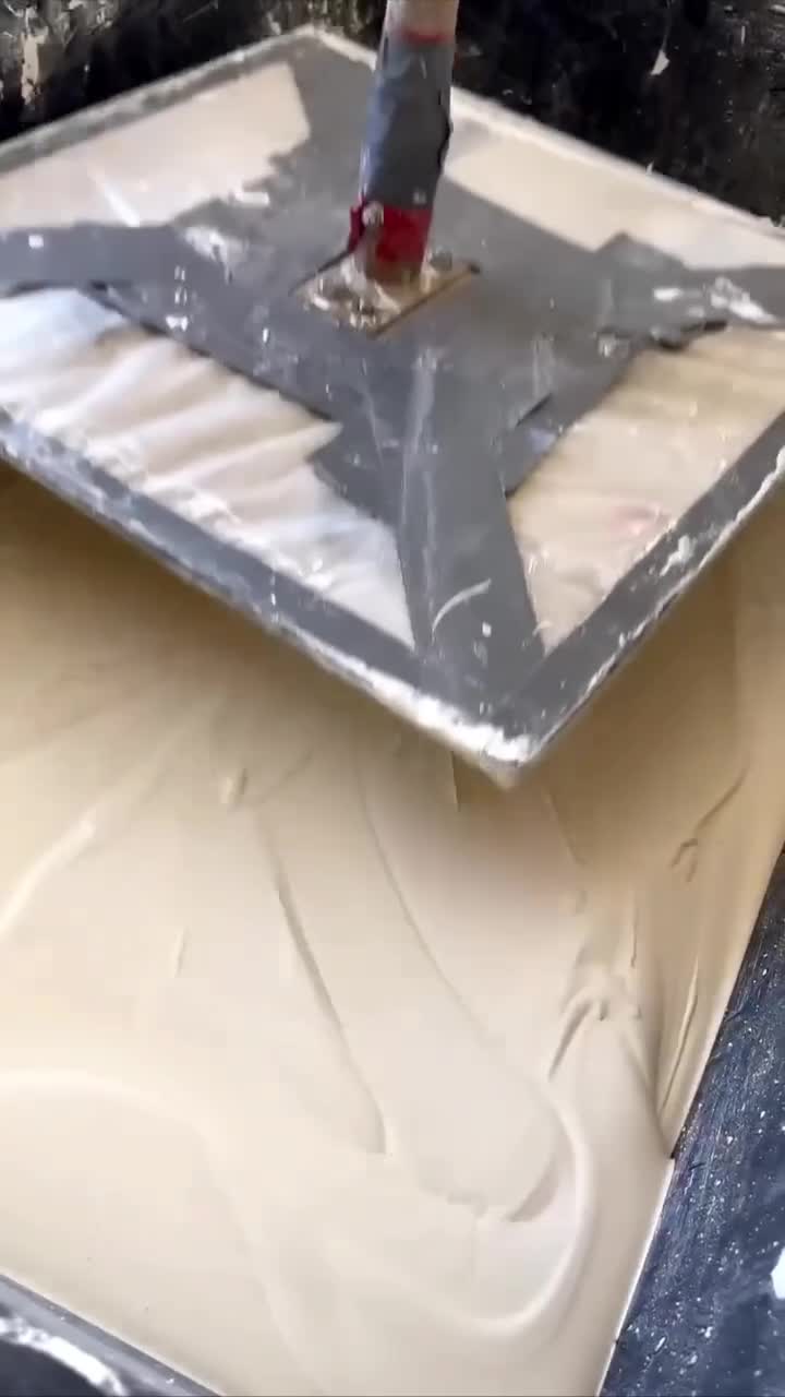 Довольно необычный и интересный способ нанесения штукатурки на потолок.