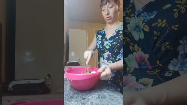 Готовлю интересный салат на ужин/ влог
