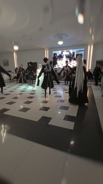 Невеста заходит в ресторан .