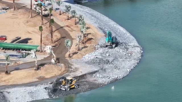 Продолжается укладка камней для создания опоры посреди озера