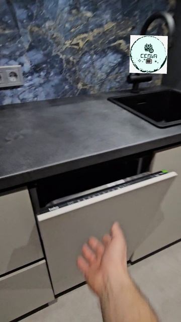 ОБЗОР КУХНИ ШКАФЫ В СЕРОМ ФАССАДЫ БЕЛЫЕ ВСЕ ПЕТЛИ И НАПРАВЛЯЮЩИЕ БЛЮМ ВСТРАИВАЕМЫЙ ХОЛОДИЛЬНИК