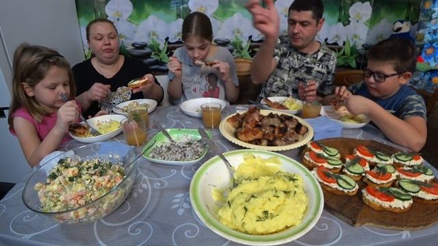 мукбанг. отмечаем день рождения Андрея 🥳