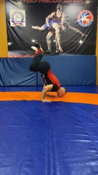 Как можно встать на руки