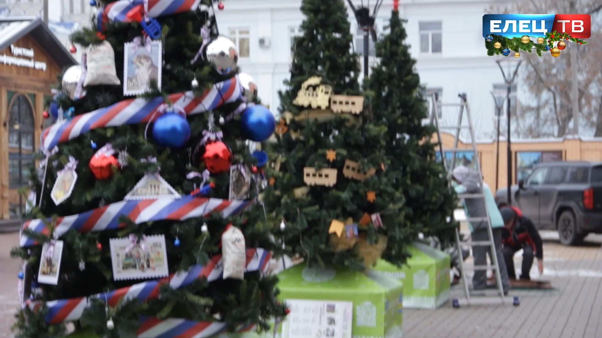 На улице Мира «выросла» целая аллея ёлок - с шарами и гирляндами