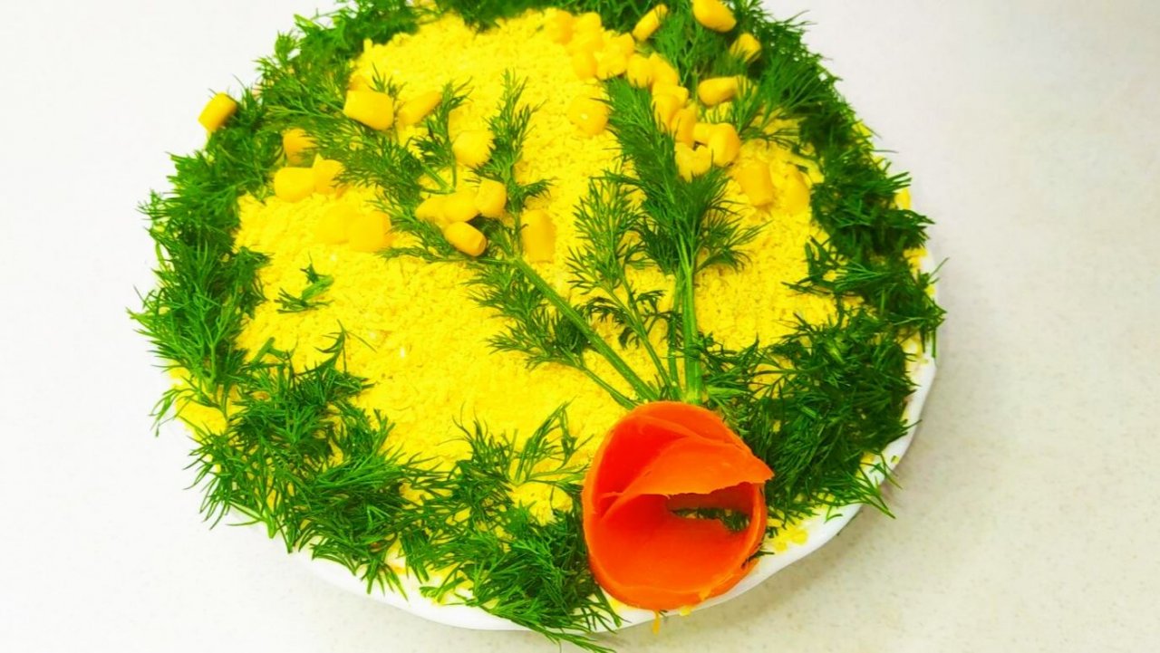 Салат мимоза красивый и нежный. Слоеный салат на праздничный стол.