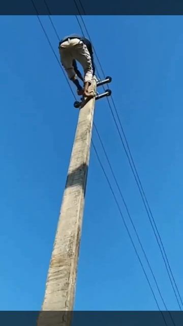 Суровый электрик из Индии, поведай ему, как непросто тебе приходится работать в офисе.