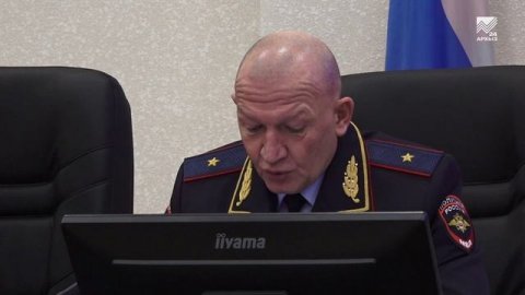 Министр внутренних дел по КЧР вручил юным жителям республики их первые паспорта