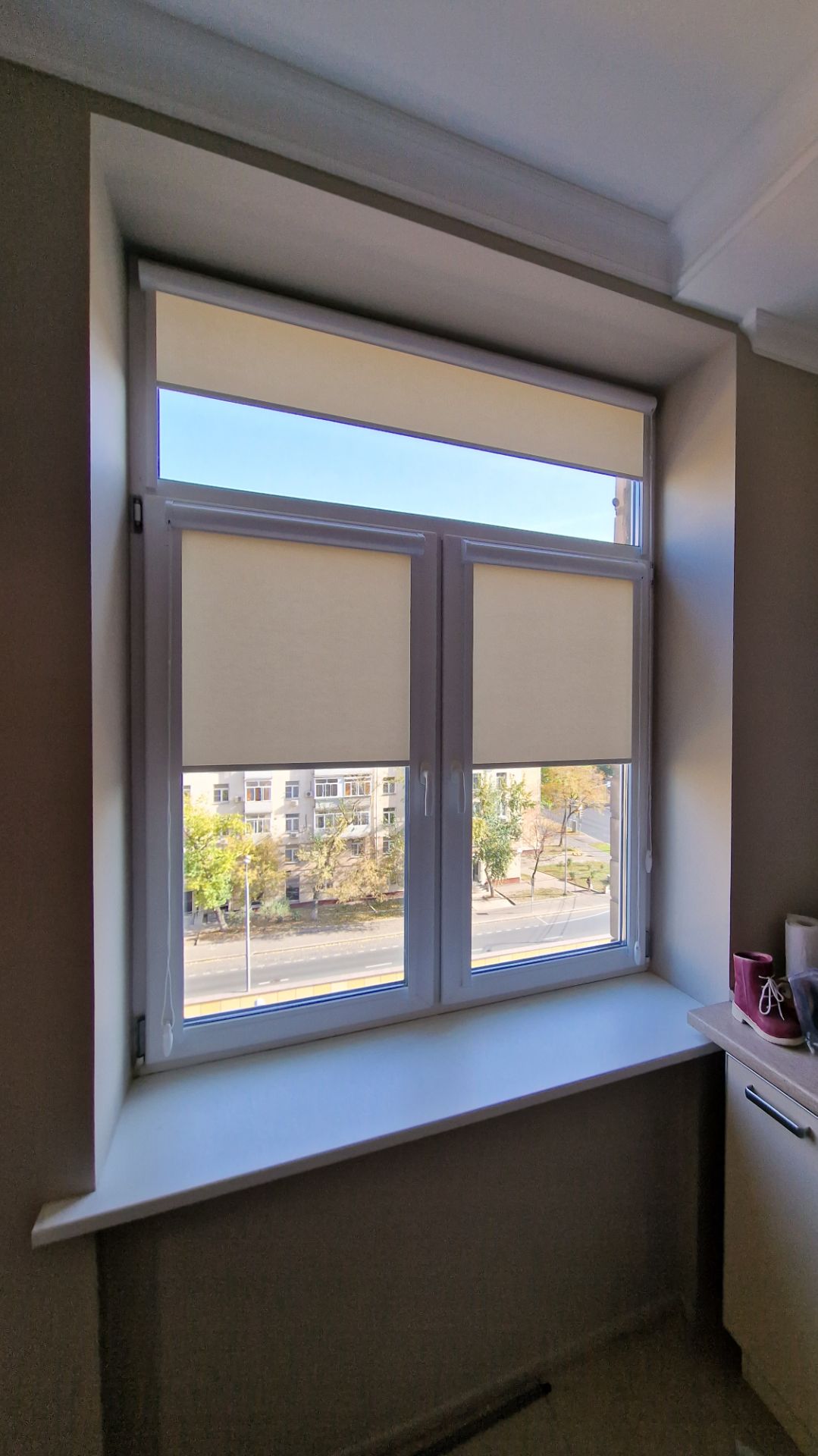 Кассетные рулонные шторки уни2 на окно с верхней глухой фрамугой. Ткань Монако дымчатый.