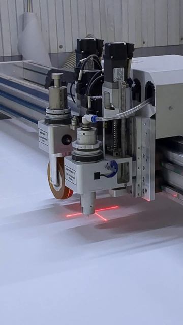 Как вырезается коробка на заводе по производству картона. Завод Видео #завод