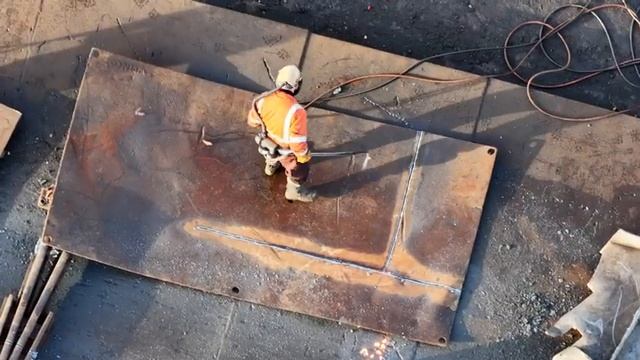 Исследуем ЭМР Ливерпуль, очень оживленную британскую свалку металлолома с работающей тяжелой технико