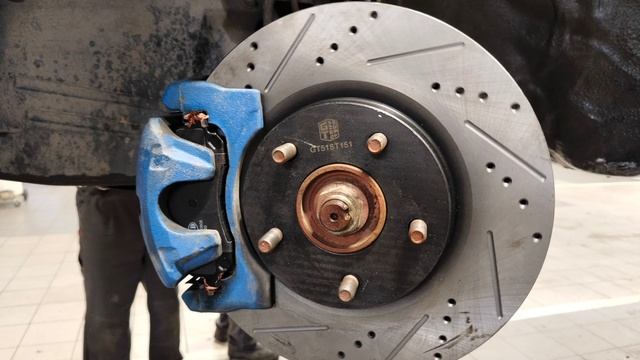 перфорированные диски карбоновые на Мицубиси аутлендер 3