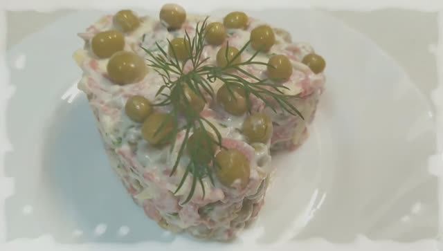 Салат с копченой колбасой и сыром. Очень вкусно и быстро.