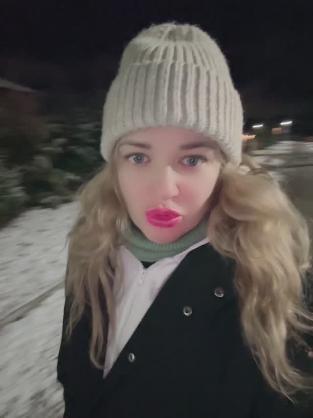 Не могу выйти 😱😱😱🆘замерзла дверь !! Полезу через забор?🧐