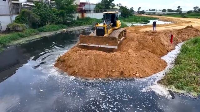 Ничего себе, Удивительно, Бульдозер, Неожиданно Прокладывающий Новую дорогу По канализационным водам