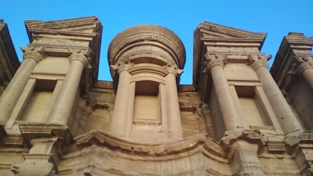 Ад-Дейр-монастырь  в скале из песчаника!