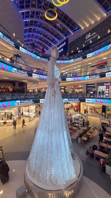 🤶Гигантскую Снегурочку установили в ТЦ «Метрополис»🤶