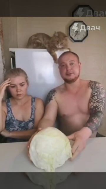 Настоящий мужчина готовит салат для любимой