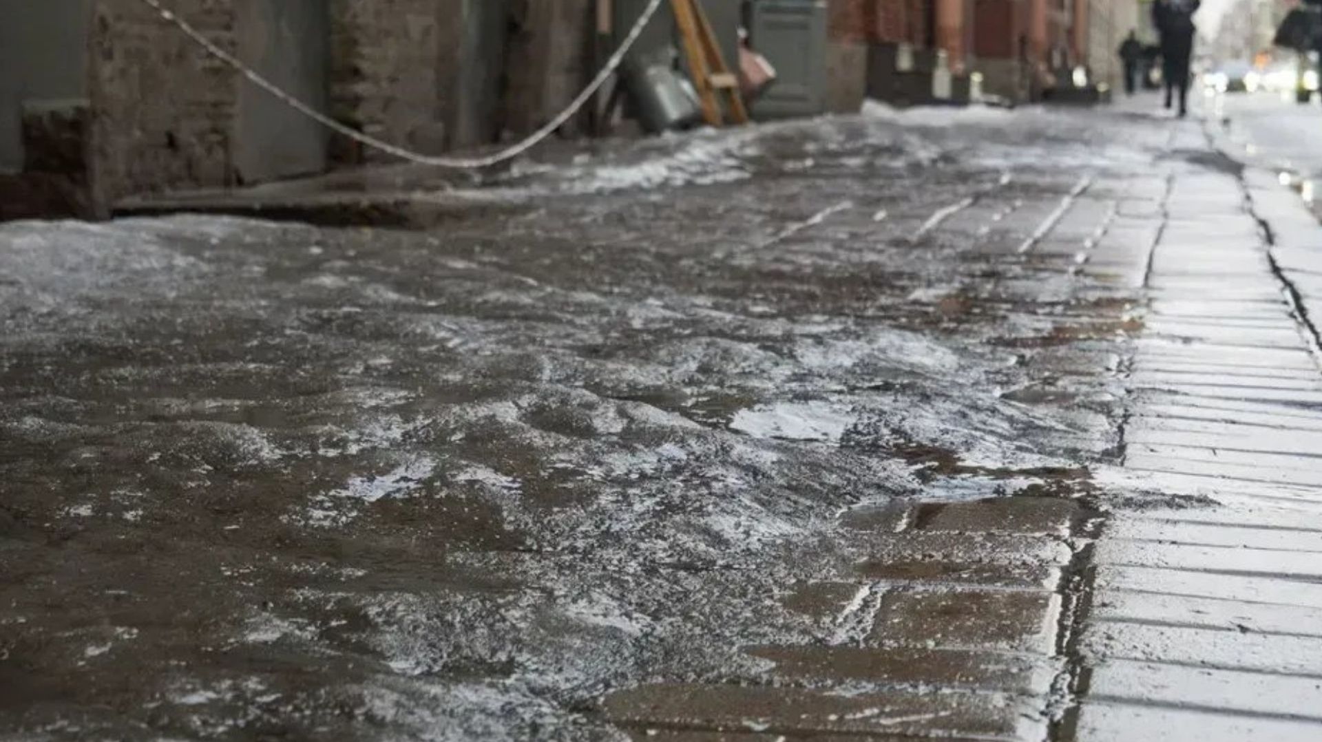 Стремительное похолодание пришло в Санкт-Петербург. Улицы города покрылись льдом