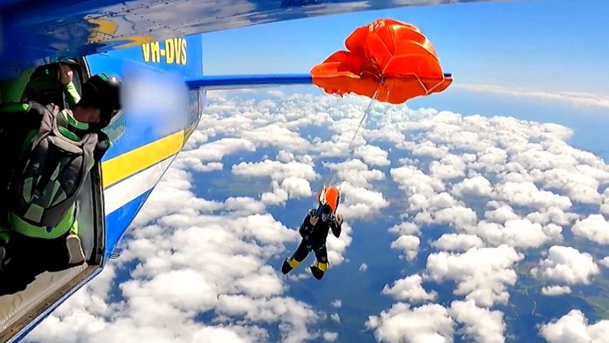 Полет нормальный: парашютист в Австралии зацепился стропами за хвост самолета