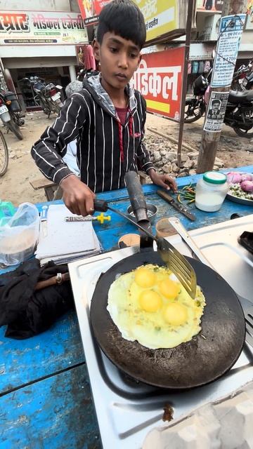 Пакистанский уличный завтрак из яиц.